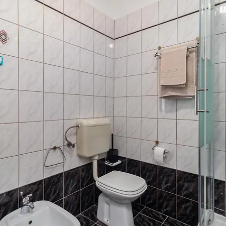 Pet Friendly In With Kitchen